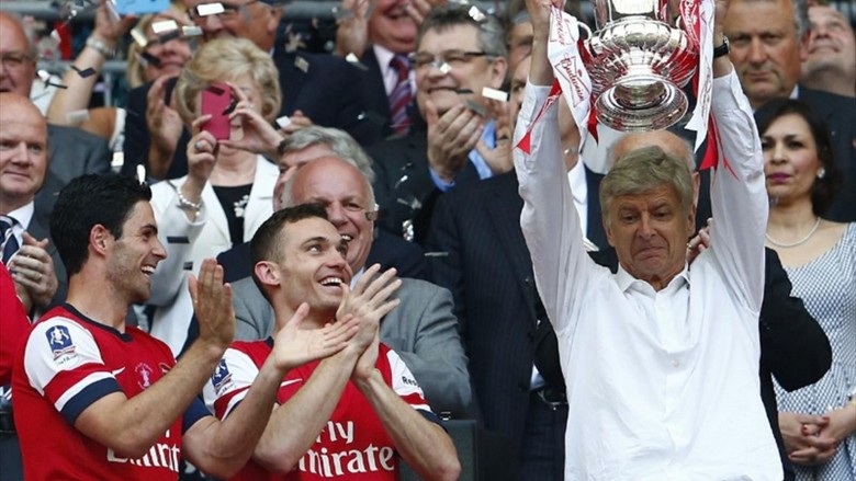Arsene lifts the FA Cup