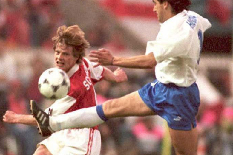 Spanish forward Francisco Higuera (R) kicks the ball by British forward Stefan Schwarz 10 May in Paris, during the European Cup Winner's Cup final between Arsenal and Real Zaragoza. AFP PHOTO