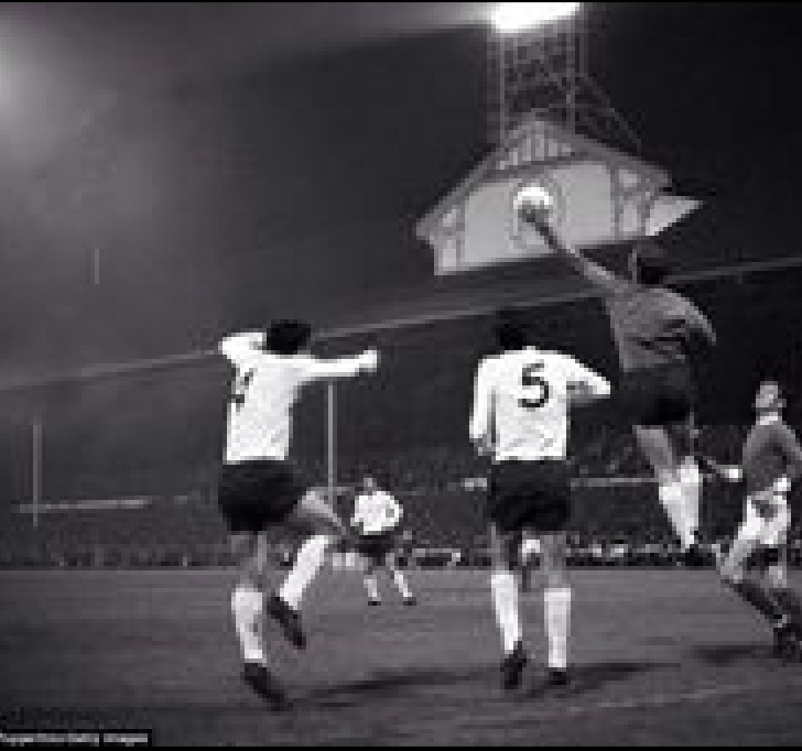This is a good example of Pat taking the ball one handed. Unfortunately it was when he was playing for Spurs!