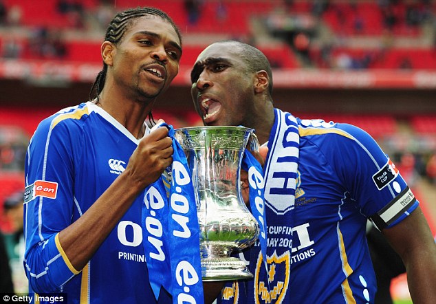 Kanu and Sol Campbell with the FA Cup