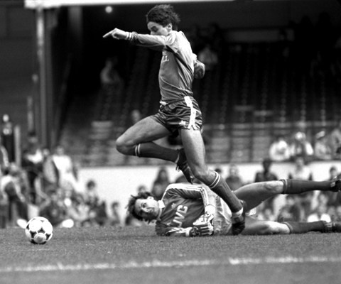 Alan playing for Leicester at Highbury having already signed for Arsenal