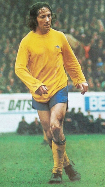 Geordie in a classic Arsenal away kit