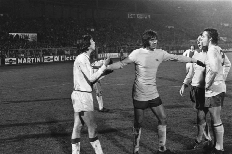Peter the peacemaker getting between Johan Cruyff and Charlie and Raddy