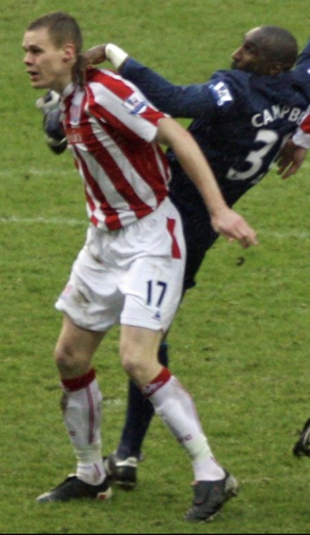 Sol in his second debut for Arsenal wearing the unfamiliar 31 shirt tussling with Ryan Shawcross